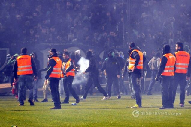 Вогняний армагеддон: вболівальники ракетами зірвали головне футбольне дербі Греції