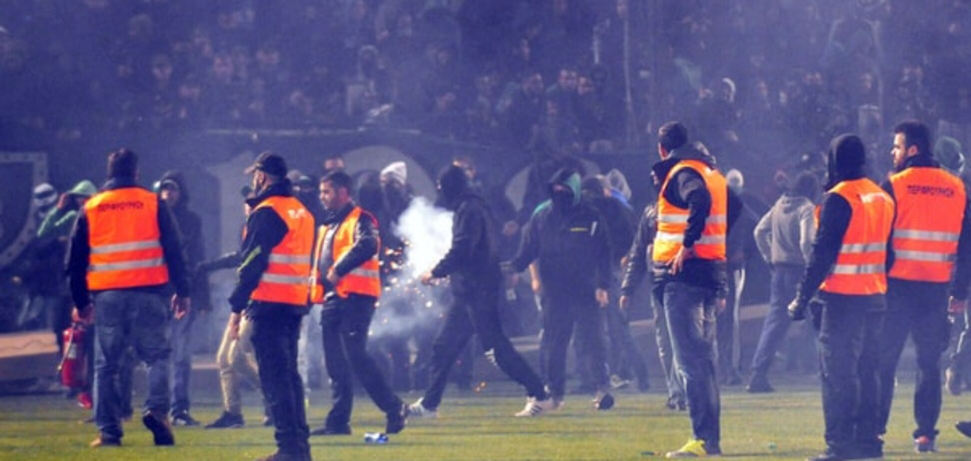 Огненный армагеддон: болельщики ракетами сорвали главное футбольное дерби Греции
