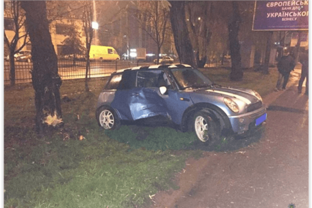 У Львові п'яний митник розбив машину і намагався домовитися з поліцією