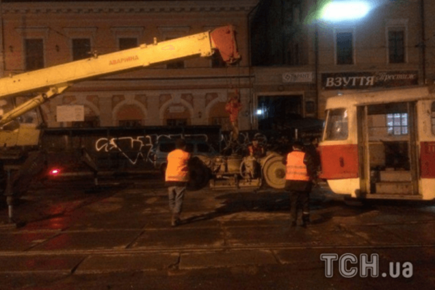 В Киеве трамвай 'потерял' собственные колеса: опубликованы фото