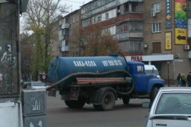 'Свято наближається!': жителей Борисполя позабавило авто с 'Кака-Колой', фотофакт