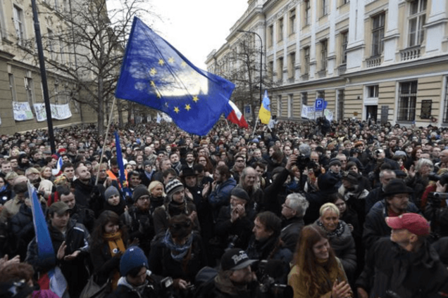 Прага 'вибухнула' демонстрацією за відставку пропутінського Земана: фотофакт