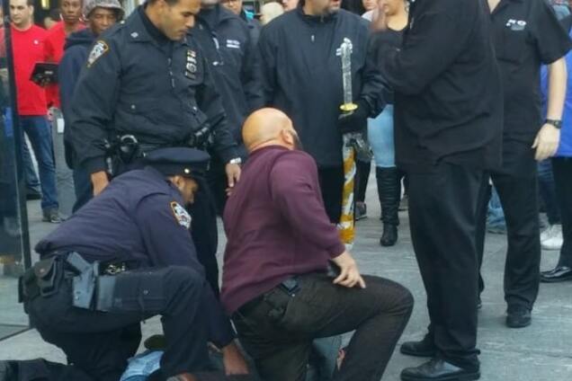 В магазине Apple 'псих' с мечом требовал iPhone: видеофакт