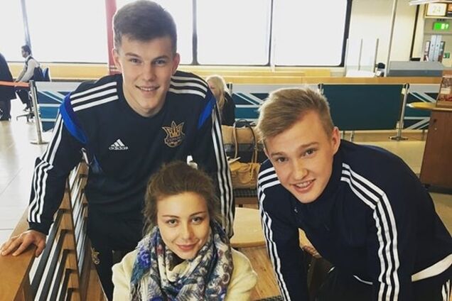 Кароль без макияжа позировала с украинскими футболистами в Лондоне: фотофакт