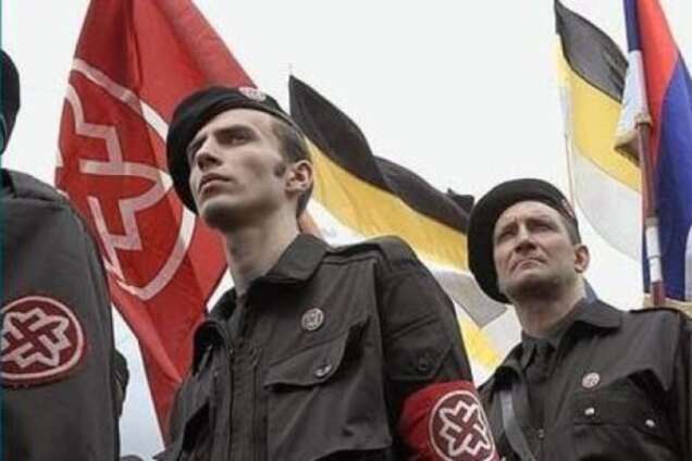 Разведка: Россия завозит на Донбасс неонацистскую атрибутику