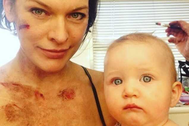 Избитая Йовович удивила снимком с 7-месячной дочкой