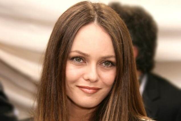 42-летняя Ванесса Паради обнажила тощие ягодицы для обложки глянца