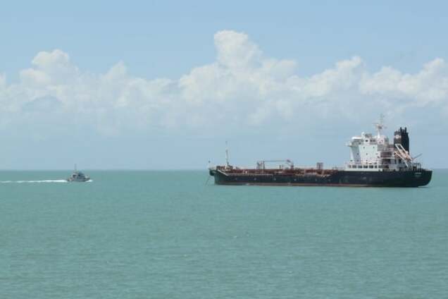 Россия спешно перебрасывает военные корабли с топливом к блокадному Крыму