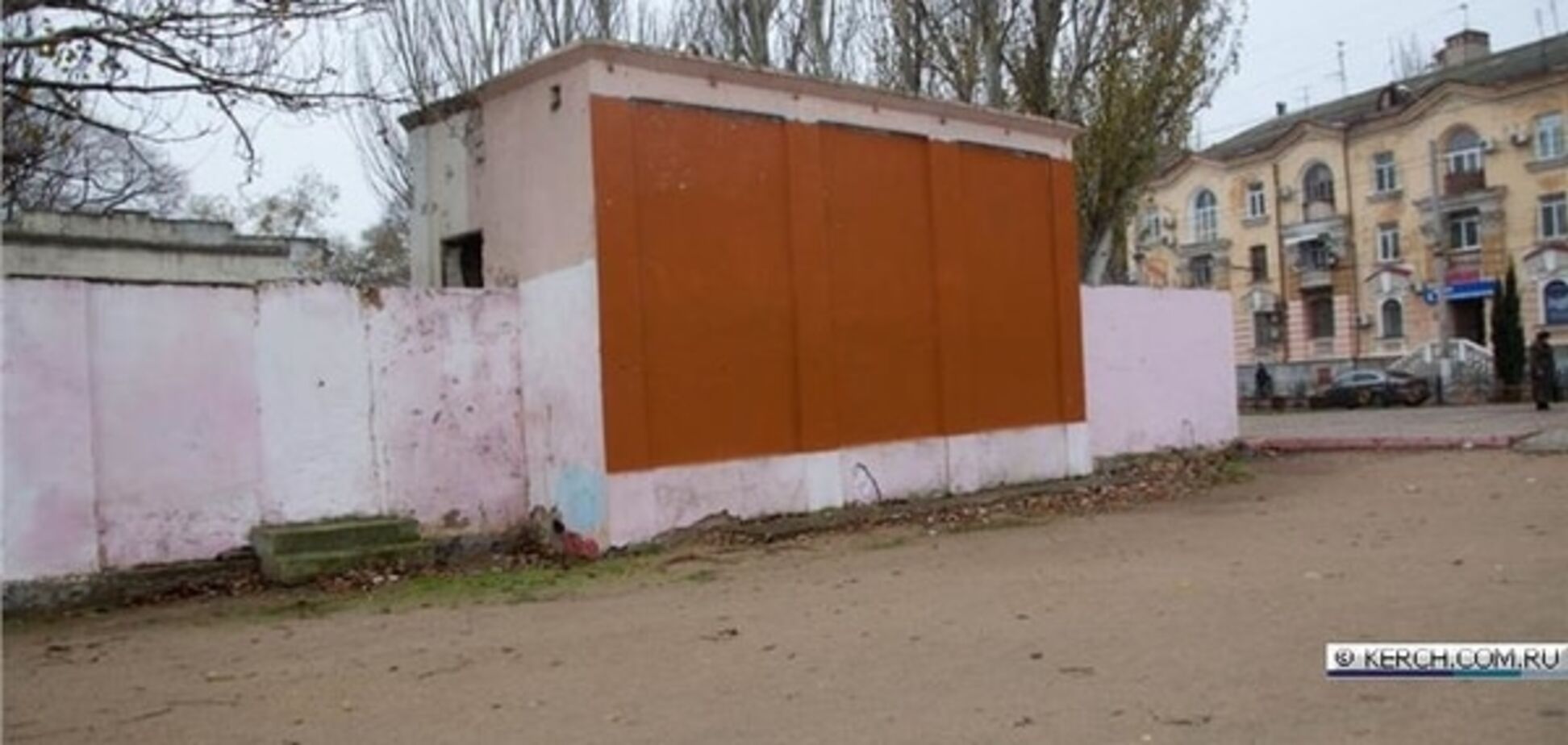 Давно б так: в Керчі останнього Путіна перетворили на 'помаранчевий' квадрат. Фотофакт