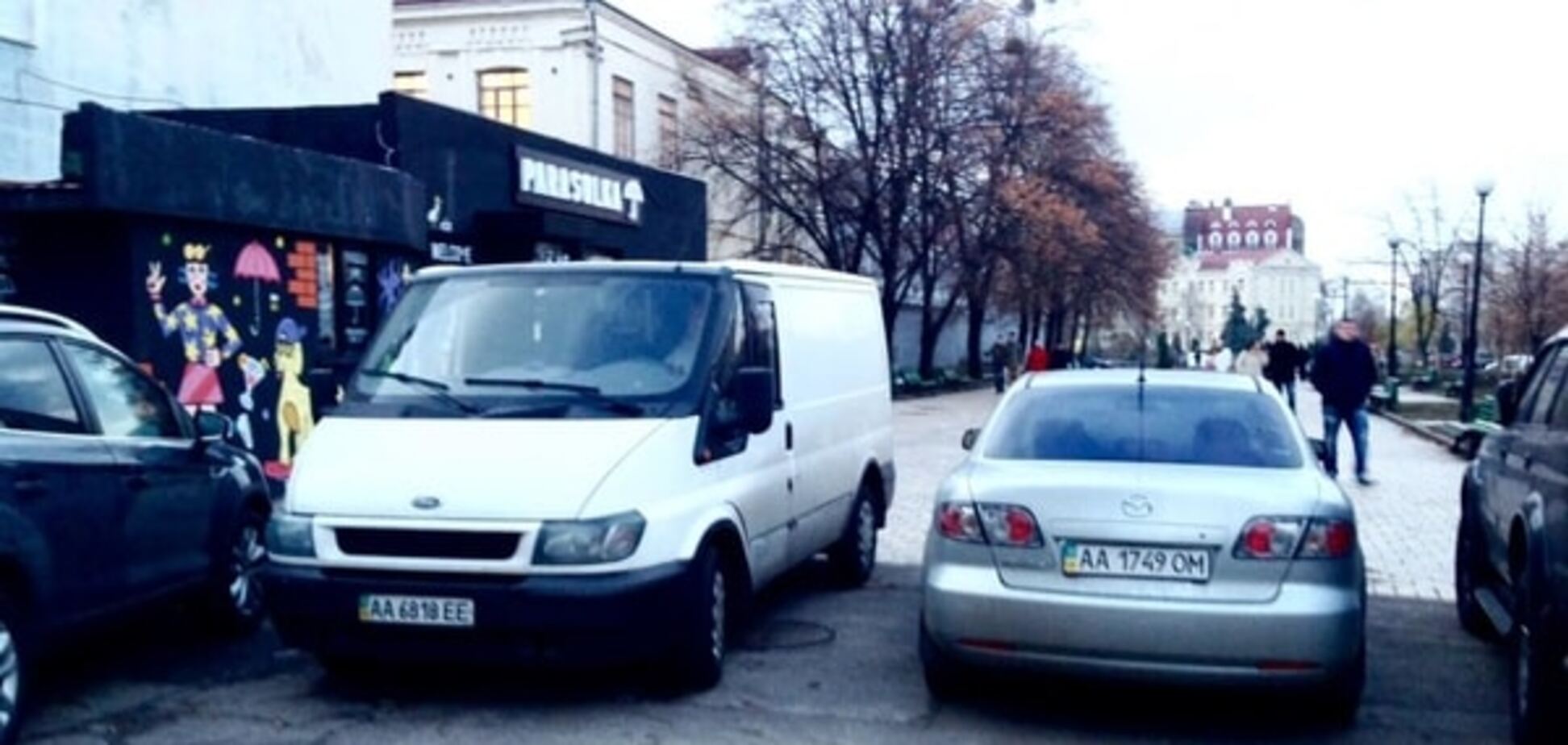 В Киеве герой парковки заблокировал единственный выход с аллеи: фотофакт