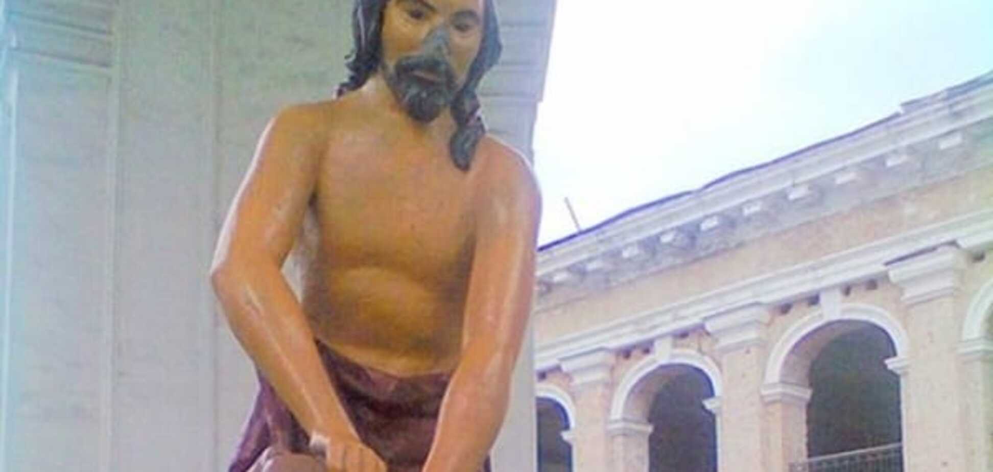 В Киеве вандалы отбили нос скульптуре Самсона: фотофакт