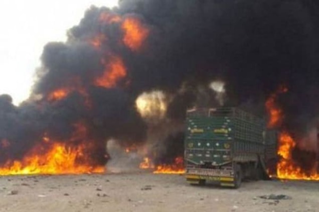 На границе Турции и Сирии разбомбили гумконвой: повстанцы обвинили ВВС России