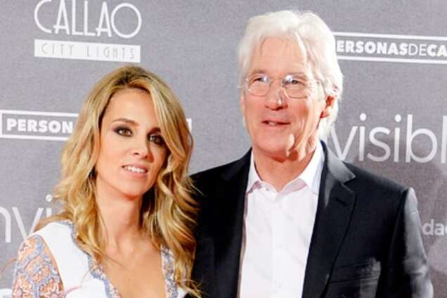 66-летний Ричард Гир впервые вышел в свет с молодой возлюбленной