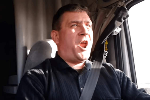 Поющий дальнобойщик 'подсветил' блэкаут в Крыму новым хитом: видеофакт