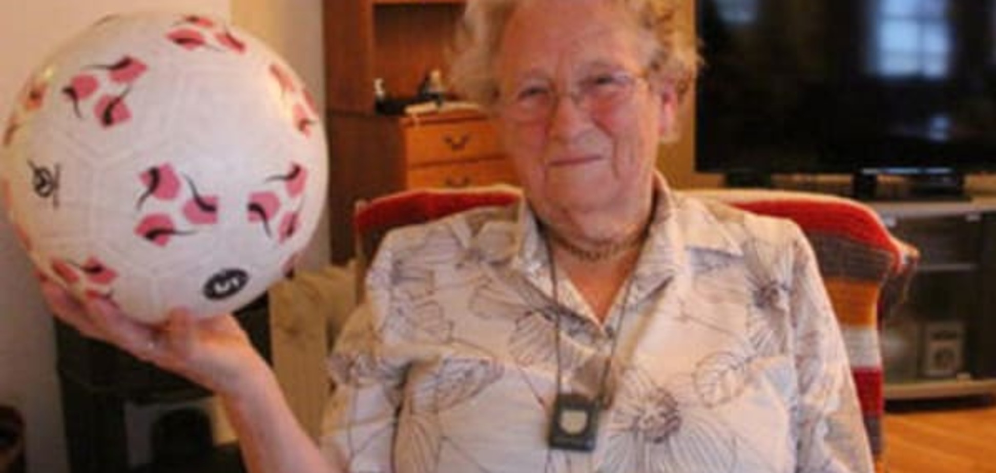 90-летняя бабушка набивает мяч более 1000 раз: видеофакт 
