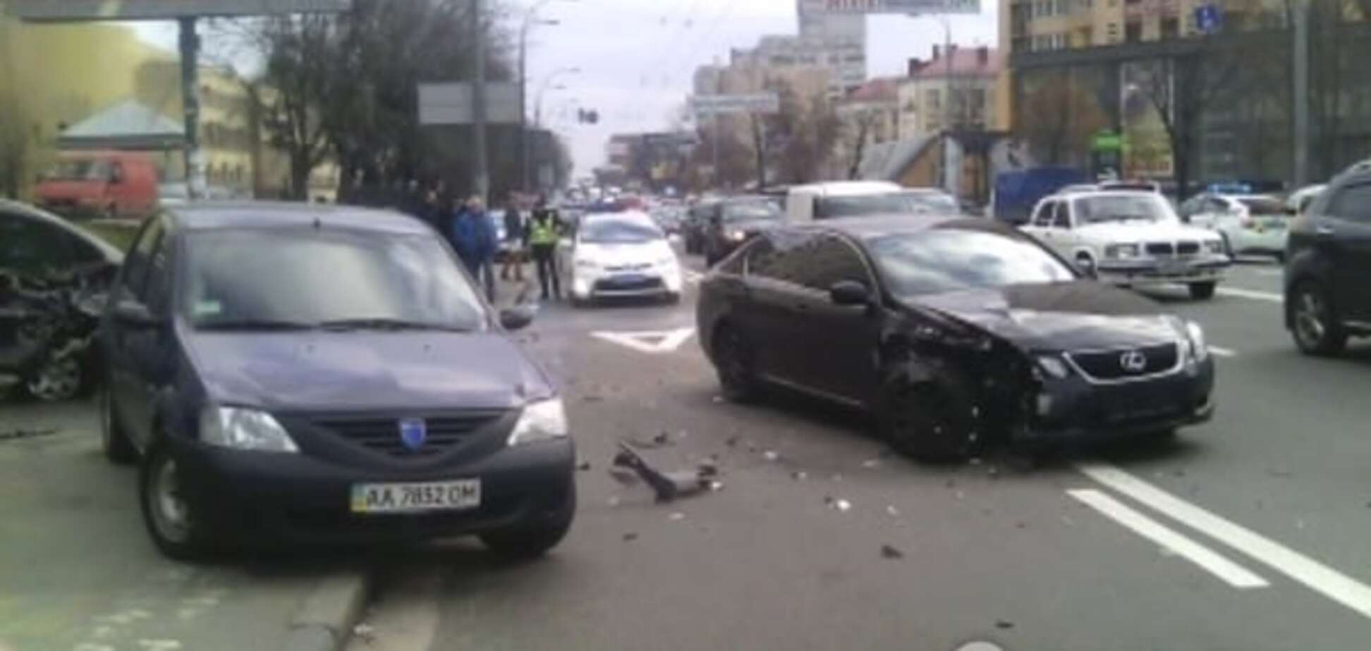 У Києві Lexus протаранив три автомобілі: опубліковані фото