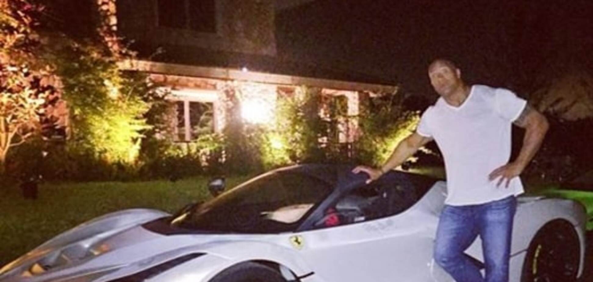 Суперкар не для рестлеров: 'Скала' не поместился в Ferrari