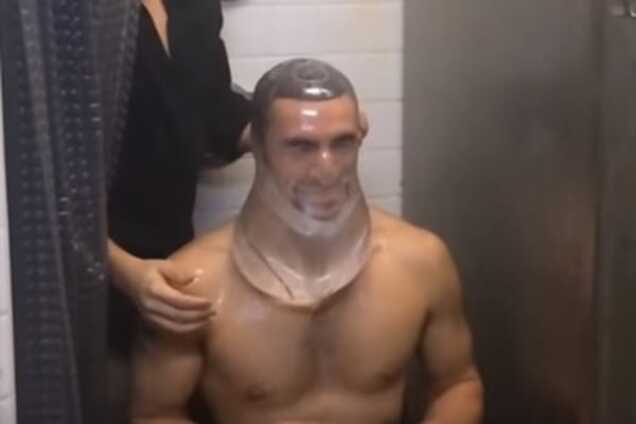 Мир покорил новый флешмоб с презервативами на голове: видеофакт