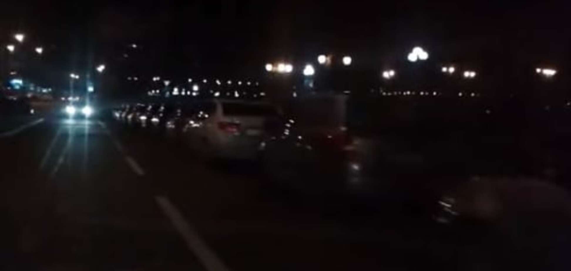 Опубликовано видео километровых очередей за бензином в Донецке 