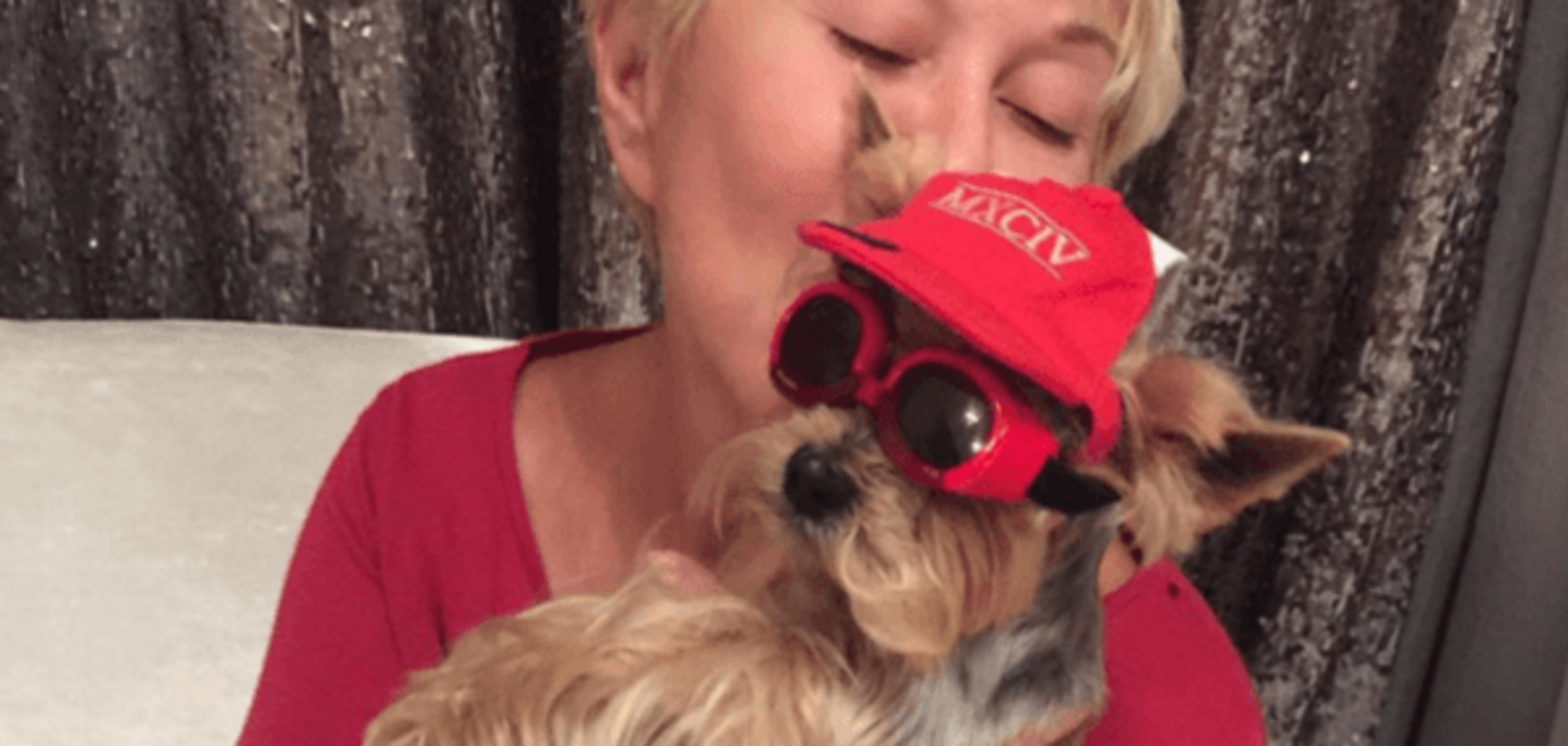 61-летняя Успенская устроила игрища в постели с собакой: опубликовано видео