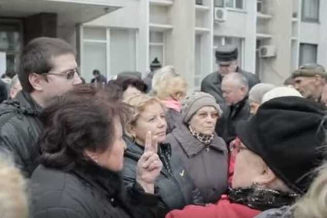 Блэкаут в Крыму: жители Керчи напали на чиновника с угрозами