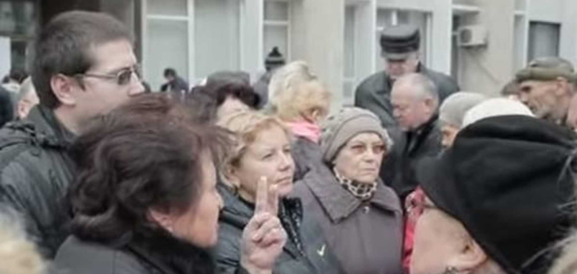 Блекаут в Криму: жителі Керчі напали на чиновника з погрозами