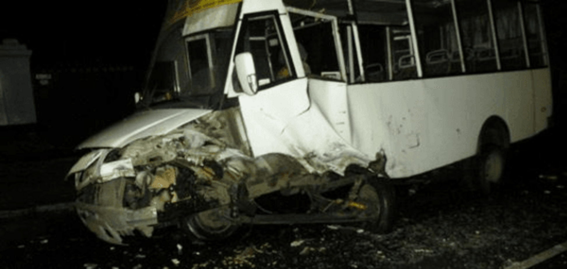 В Николаеве легковушка разбила маршрутку с пассажирами: опубликованы фото