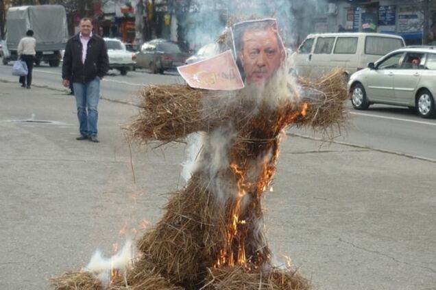 Поигрались с огнем: в Крыму фанатики 'русского мира' сожгли чучело Эрдогана