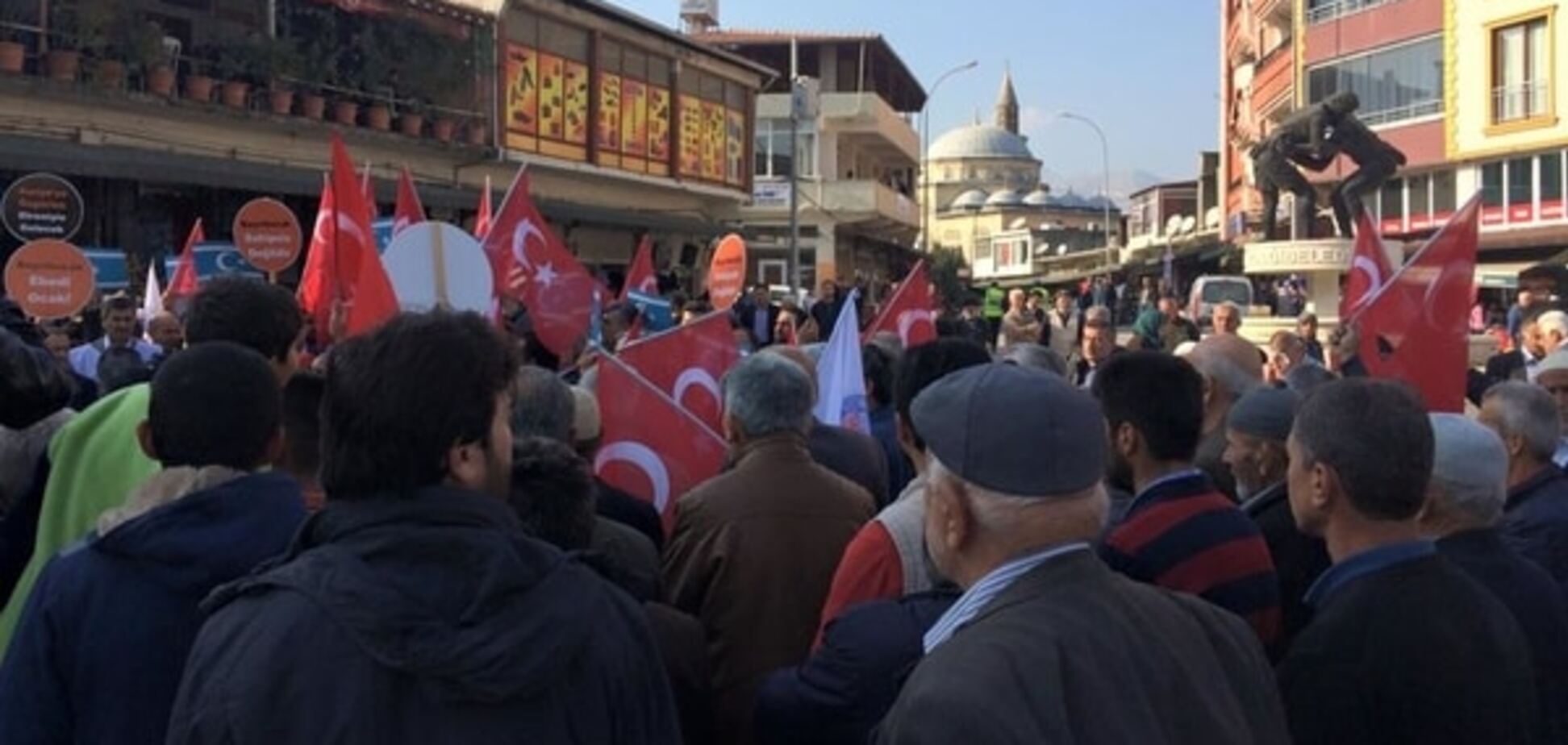 'Мы против Путина': в Турции митинговали против российской агрессии