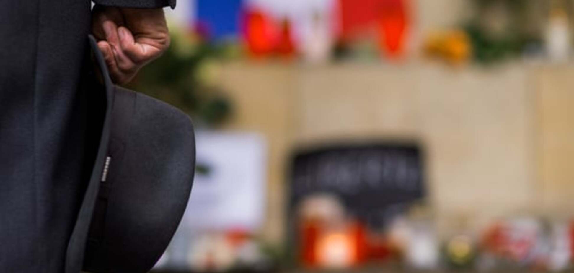 Теракты в Париже: из имен жертв трагедии образовали Эйфелеву башню