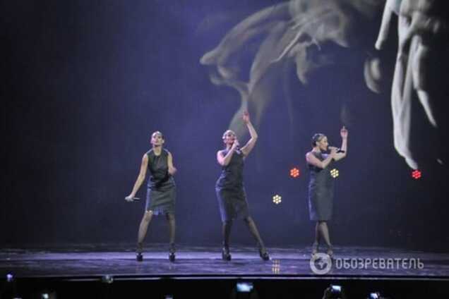 Красотки из NIKITA повисли над сценой вверх ногами и искупались под дождем