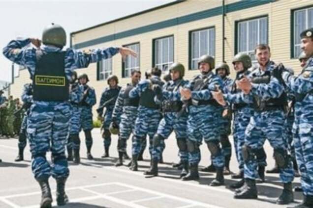 У Кадирова запевнили, що не наказували чеченським поліцейським старанно молитися