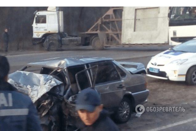 У Києві вантажівка розчавила легковик: опубліковані фото