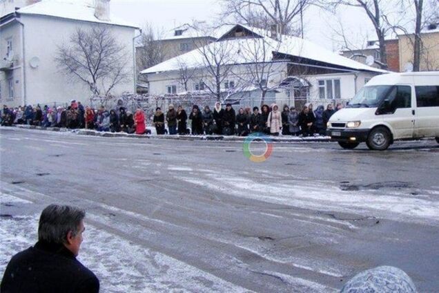 На Ивано-Франковщине погибшего бойца встречали на коленях, РГА объявила траур