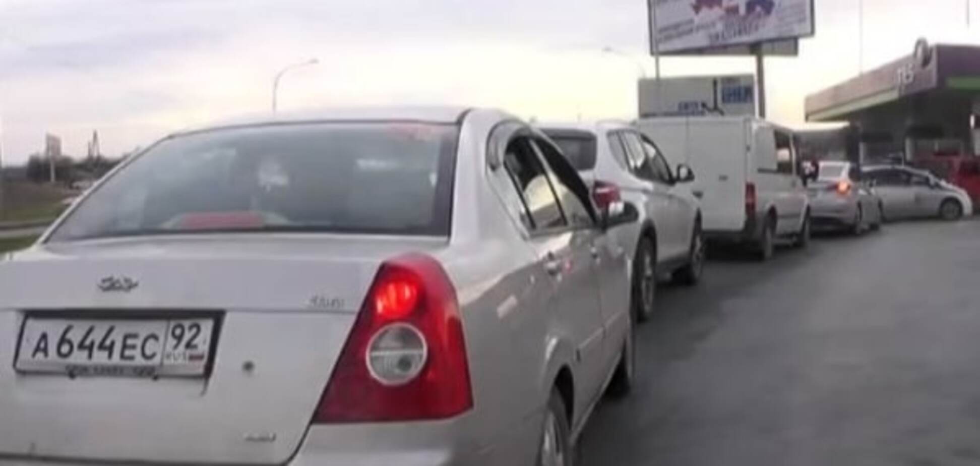 Опубликовано видео очередей за бензином в оккупированном Севастополе
