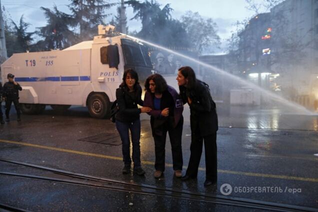 В Турции против демонстрантов применили водомет