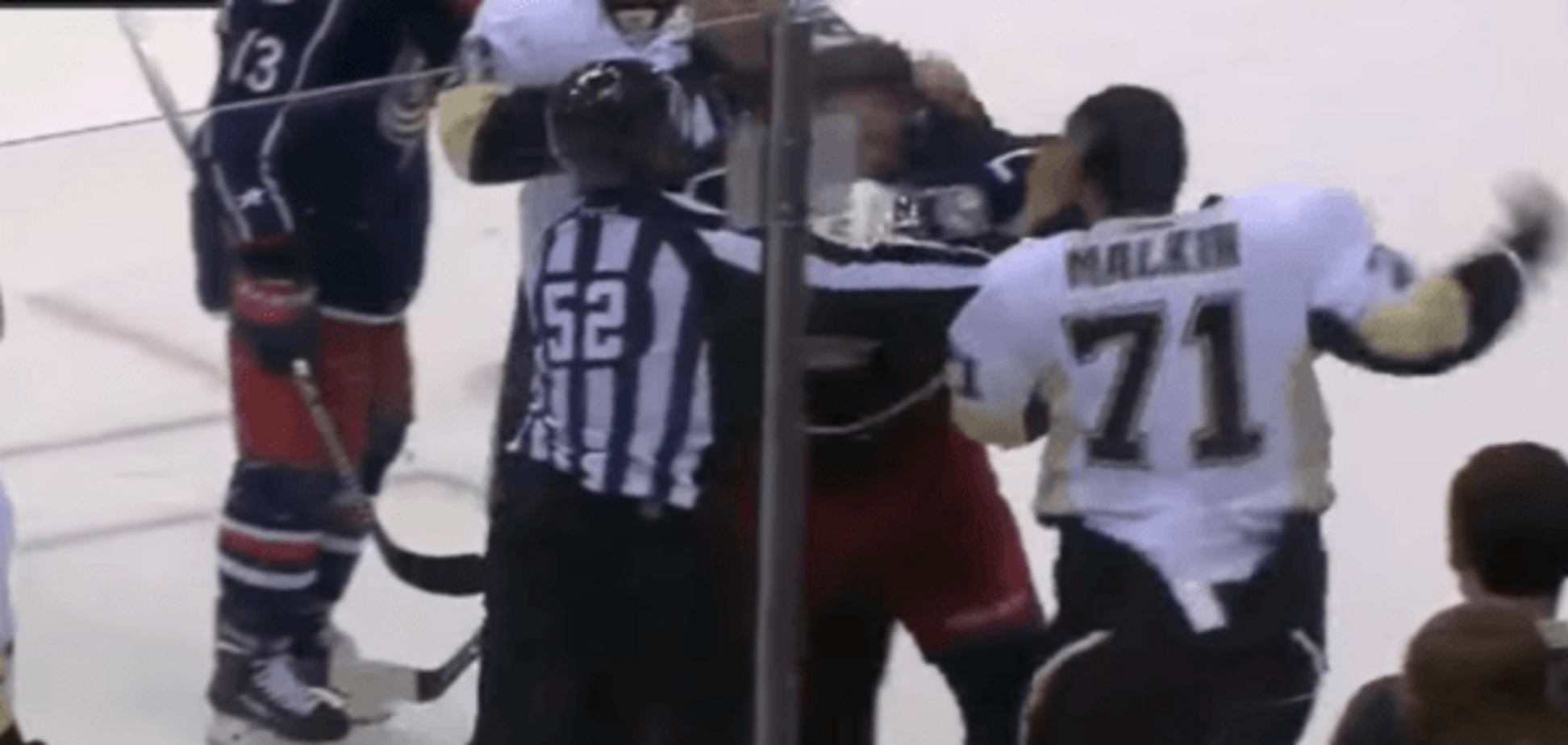 Лидер сборной России устроил драку на хоккейном матче в США: видео потасовки