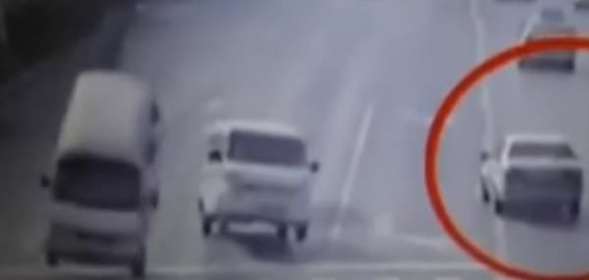 Сверхъестественная сила разбросала автомобили по дороге в Китае: опубликована видеозапись