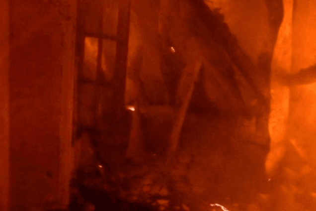 Донецк попал под обстрел: взрывы и горящие дома