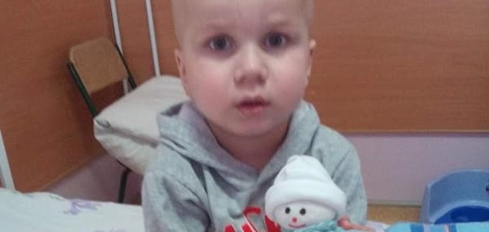 Нам всем нужны снеговики! Малыш сам зарабатывает на лечение рака. Фотофакт