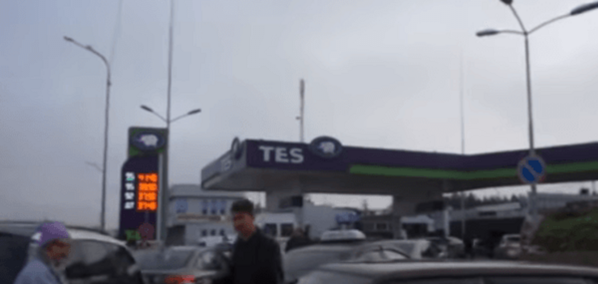 Украина нам ничего не должна: в очереди за бензином в Крыму 'послали' пророссийского журналиста. Видеофакт