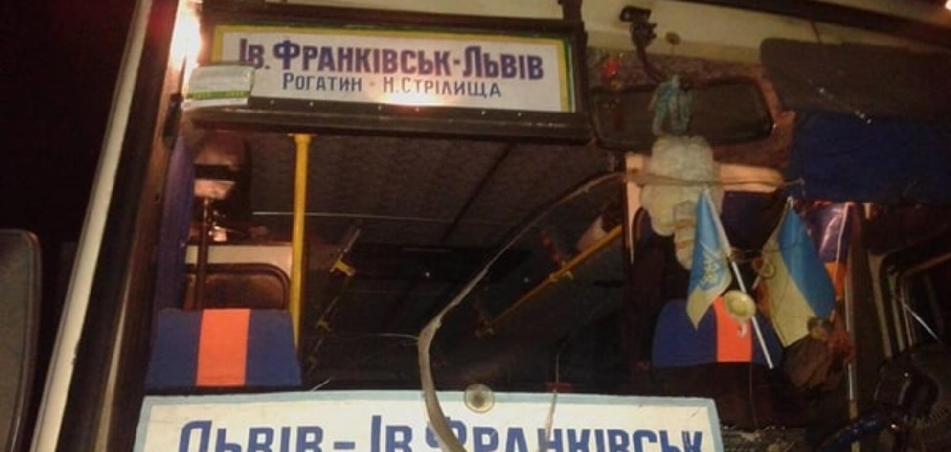 На Прикарпатті лісовоз розірвав пасажирський автобус: шокуючі фото