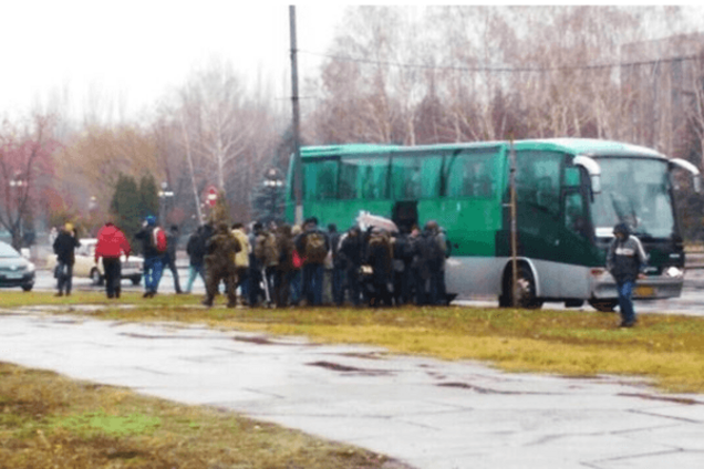 В Кривом Роге люди в камуфляже ворвались в горсовет: опубликованы фото