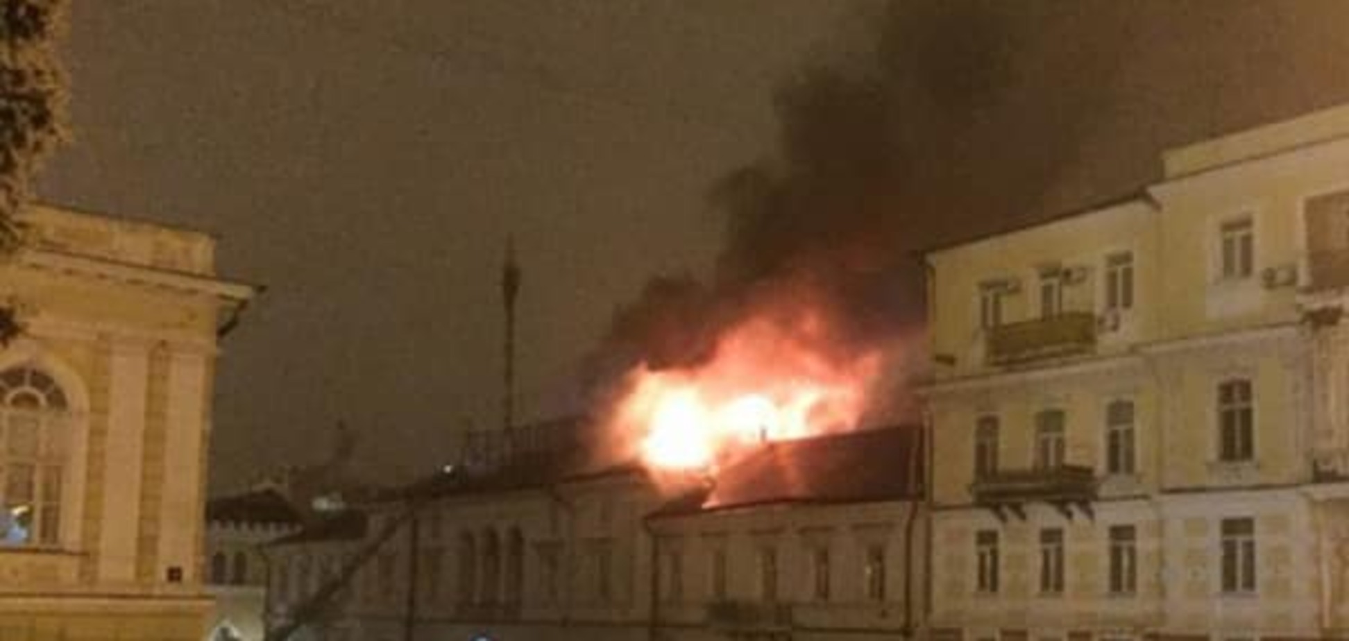 В Одессе ночью горел волонтерский центр: опубликованы фото с места ЧП