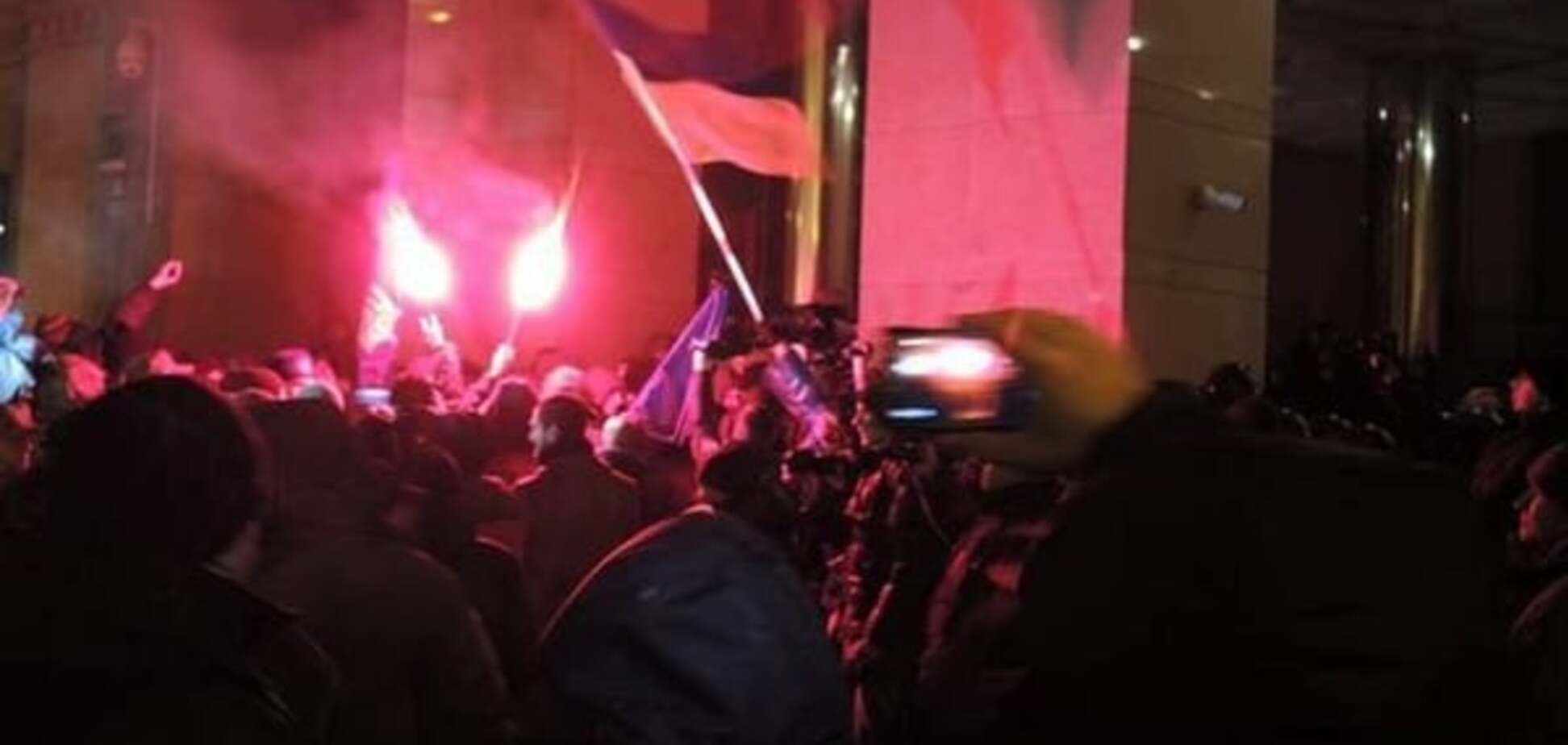 Активісти і силовики побилися під офісом Ахметова в Києві: фотофакт