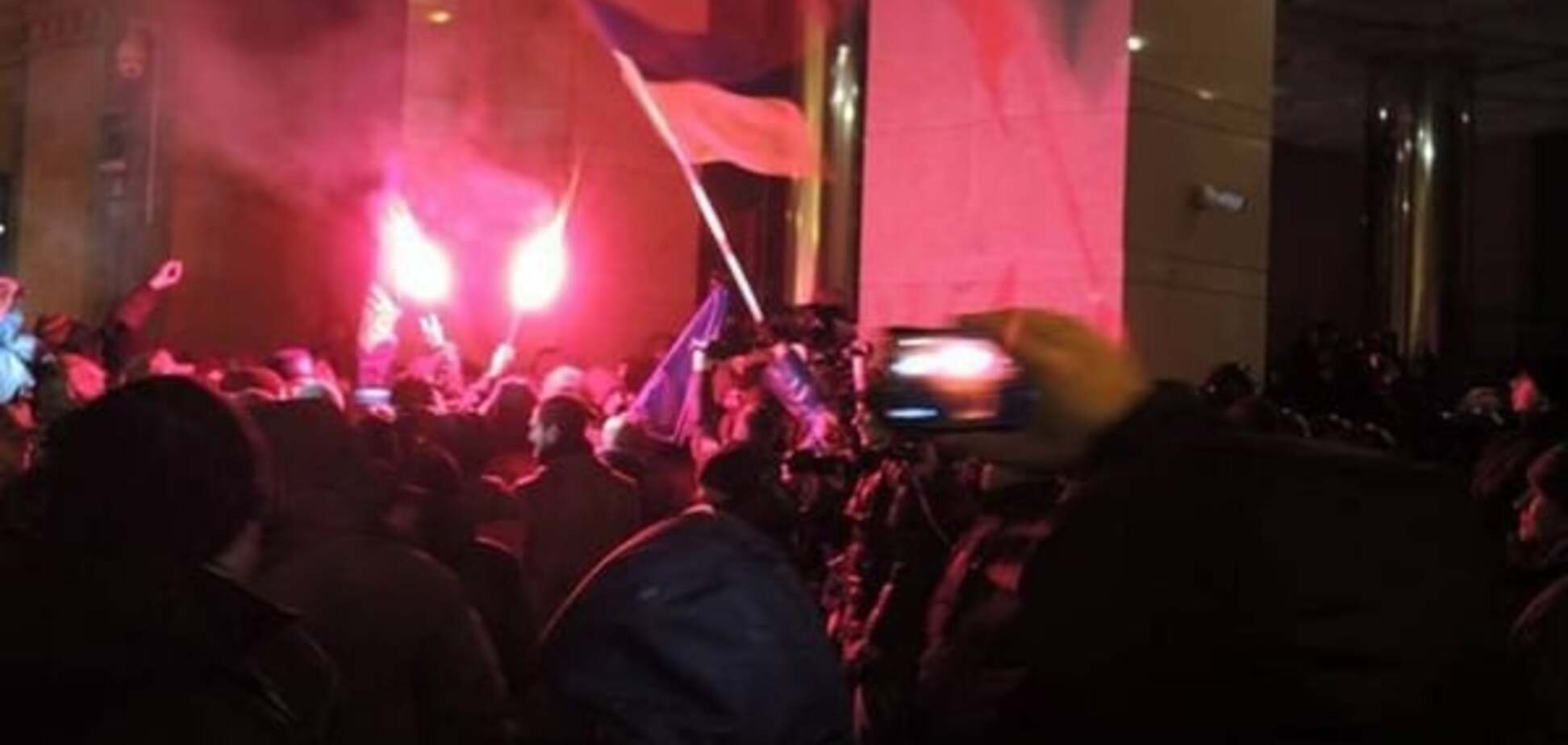 Протесты под офисом Ахметова