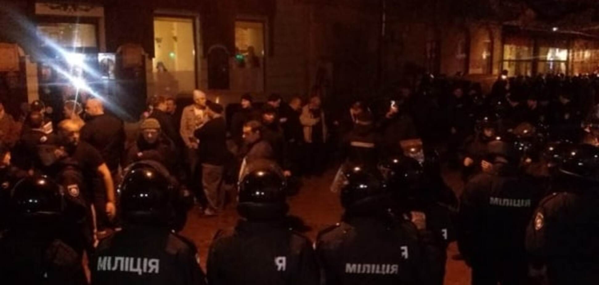 Неизвестные в масках избили шведских болельщиков во Львове