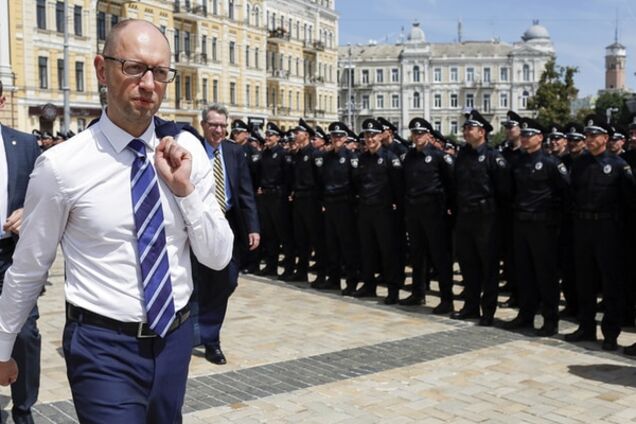 Кабмин спохватился легализовать полицию