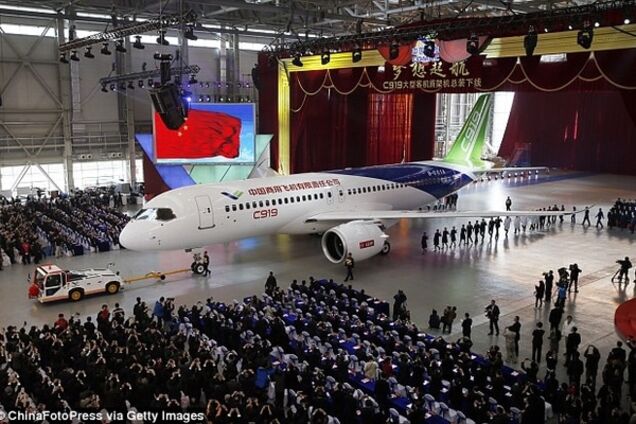 Первый пассажирский самолет Китая: как выглядит изнутри конкурент Airbus и Boeng