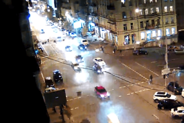 Забыл проверить 'мертвую зону': поворот спровоцировал ДТП в центре Киева